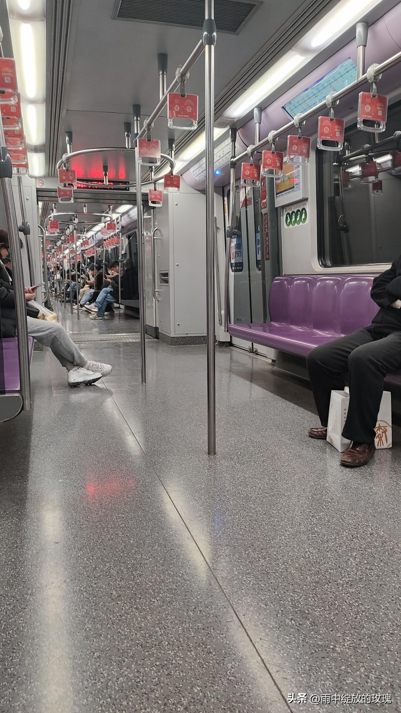 有些老年人认为，年轻人就该给他们让座！

要我说，老人确实需要照顾，腿脚不便站着