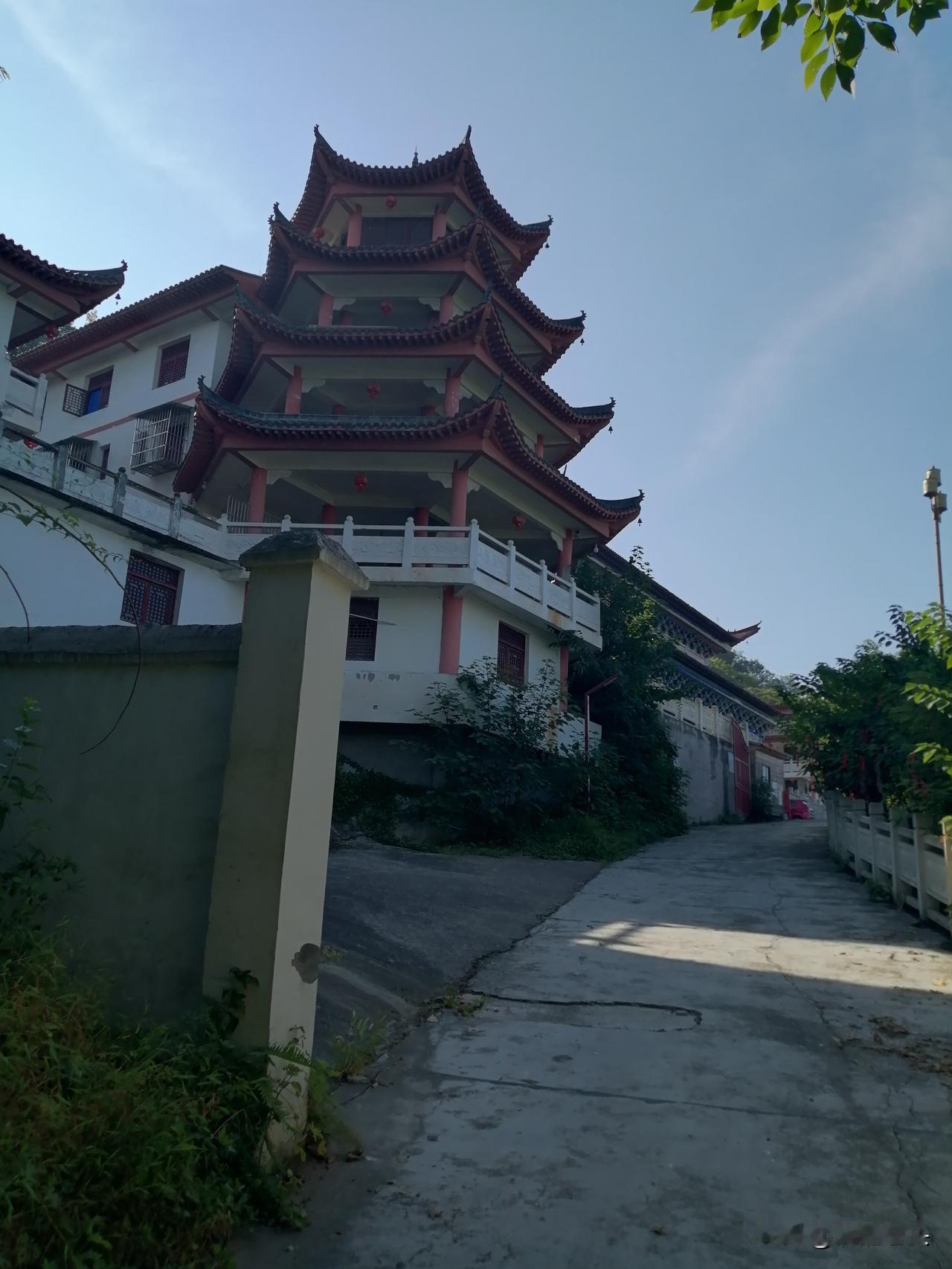 男人最没用的本事，就是跟老婆争唠叨的输赢。
 
楼下老张天天跟老婆顶嘴，她说一句