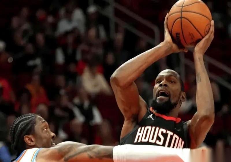 “杜兰特，好好享受你的西部第七吧！”
比赛结束的哨声还没散干净，雷霆当家球星亚历