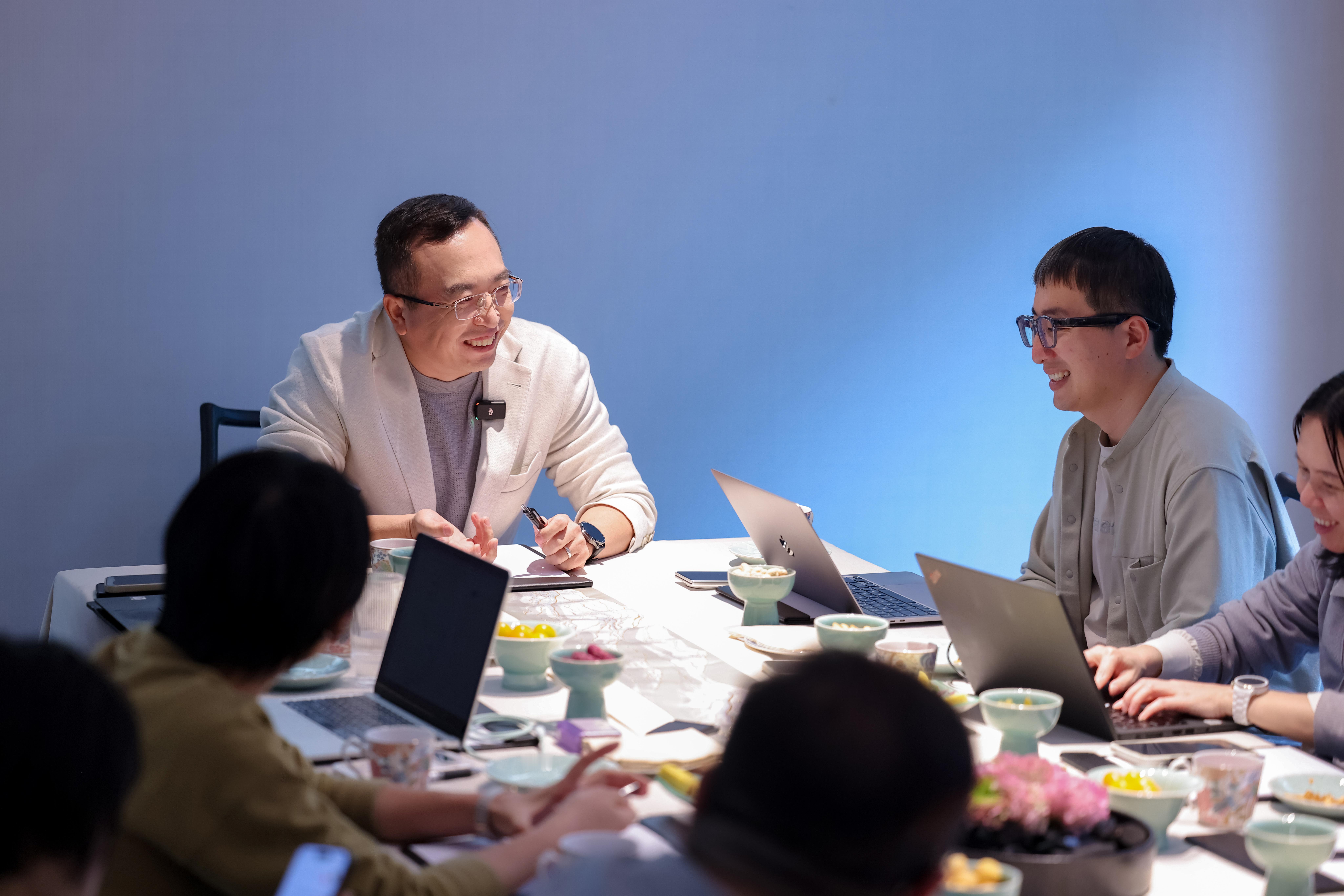 前段时间在北京和有一个闭门的交流，主要也是很好奇，他从荣耀一把手跨到千里科技董事