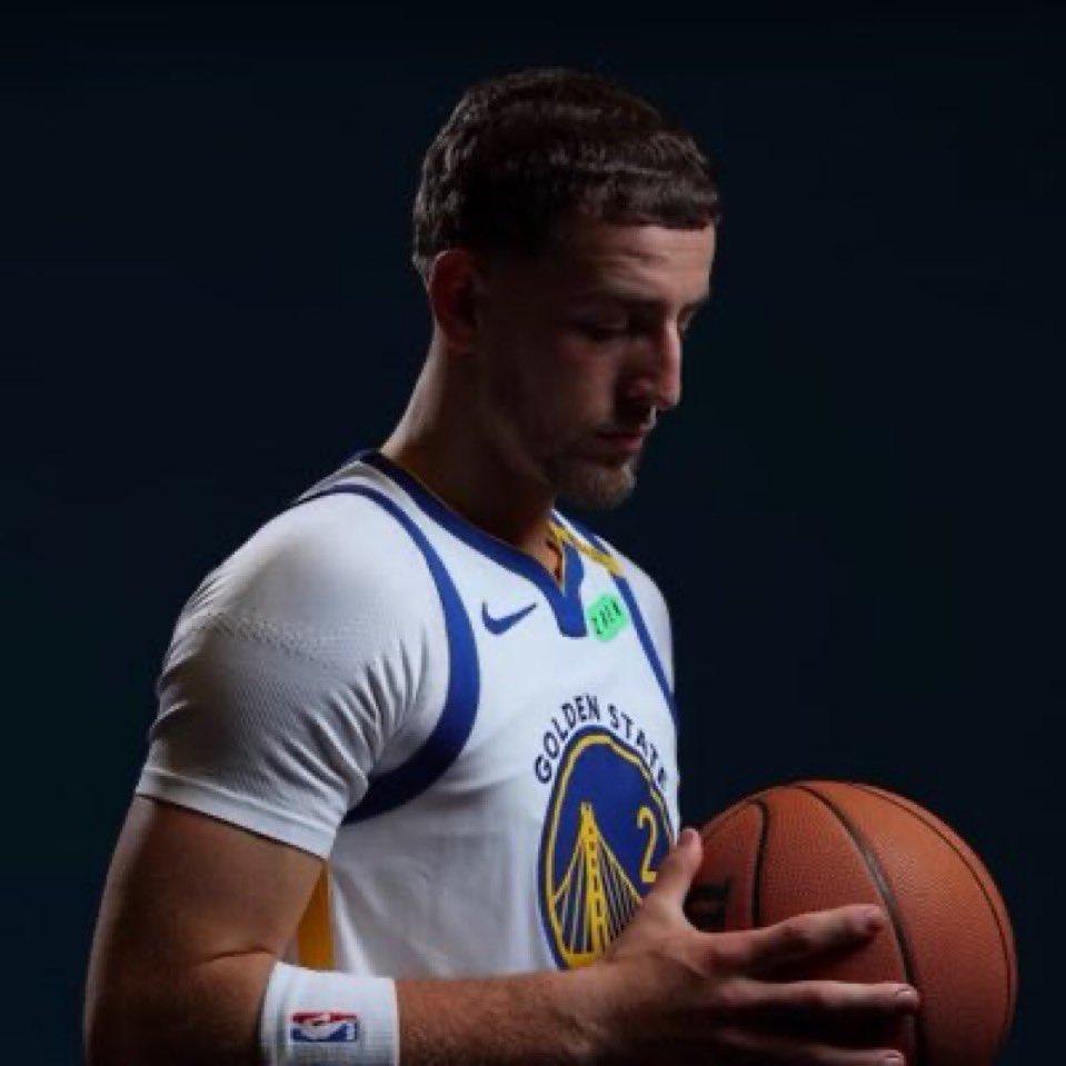 波杰姆斯基5年1.1亿续约勇士，每年年薪如下：

2027‑28 1890 万美