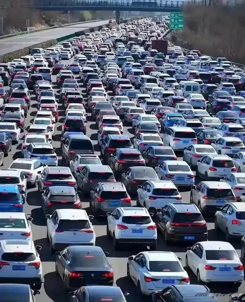 2月22日正月初六，全国公路迎来春节返程终极高峰，高速车流量预计超7100万辆次