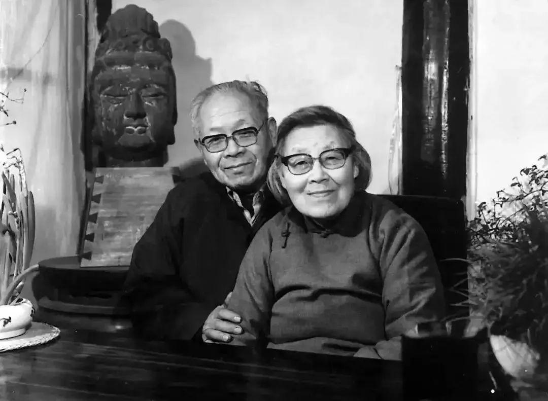 [微风]1945年，王世襄和袁荃猷结婚。婚后，王世襄发现妻子除了会剥蒜，其他家务