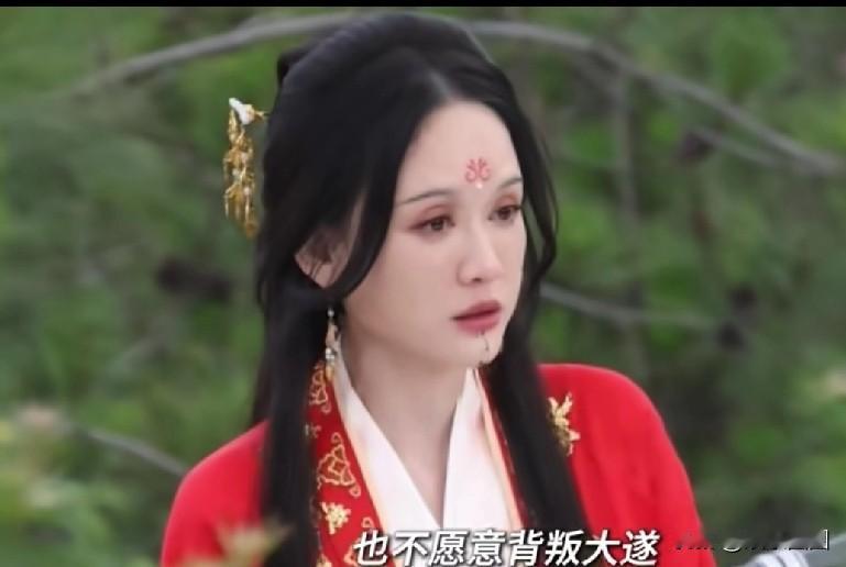 陈乔恩戏中穿上红衣裳，瞬间让人梦回“东方不败”。想当年她颠覆性出演“东方不败”，