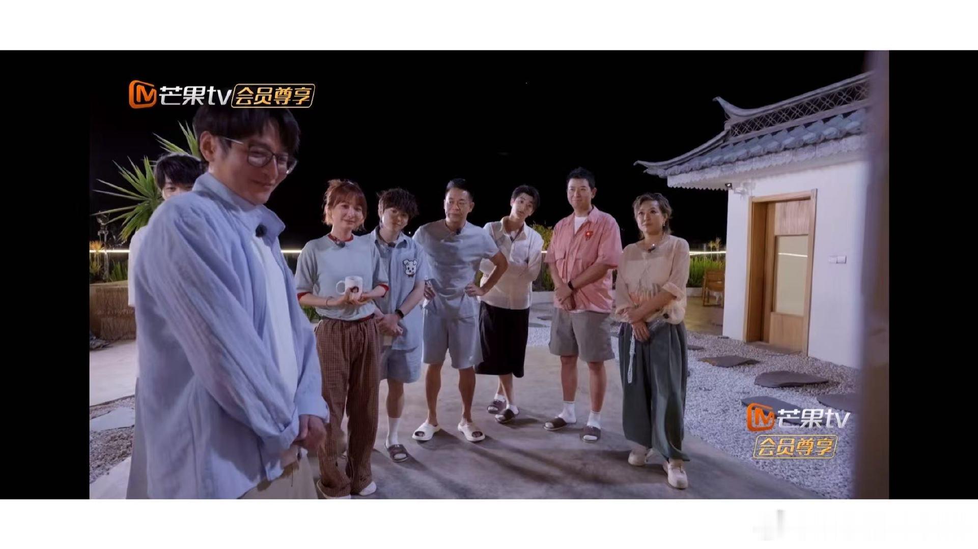 维嘉吴昕希望再和快乐家族一起旅行 维嘉把吴昕聊哭了 看着维嘉聊起过往旅行照片，吴