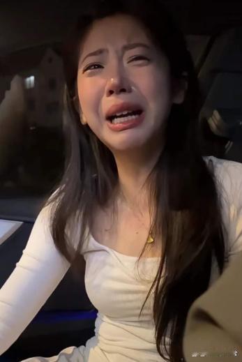 轻轻三下车窗，敲碎我整场婚姻，成年人的背叛从来猝不及防。
 （个人观点仅供参考，