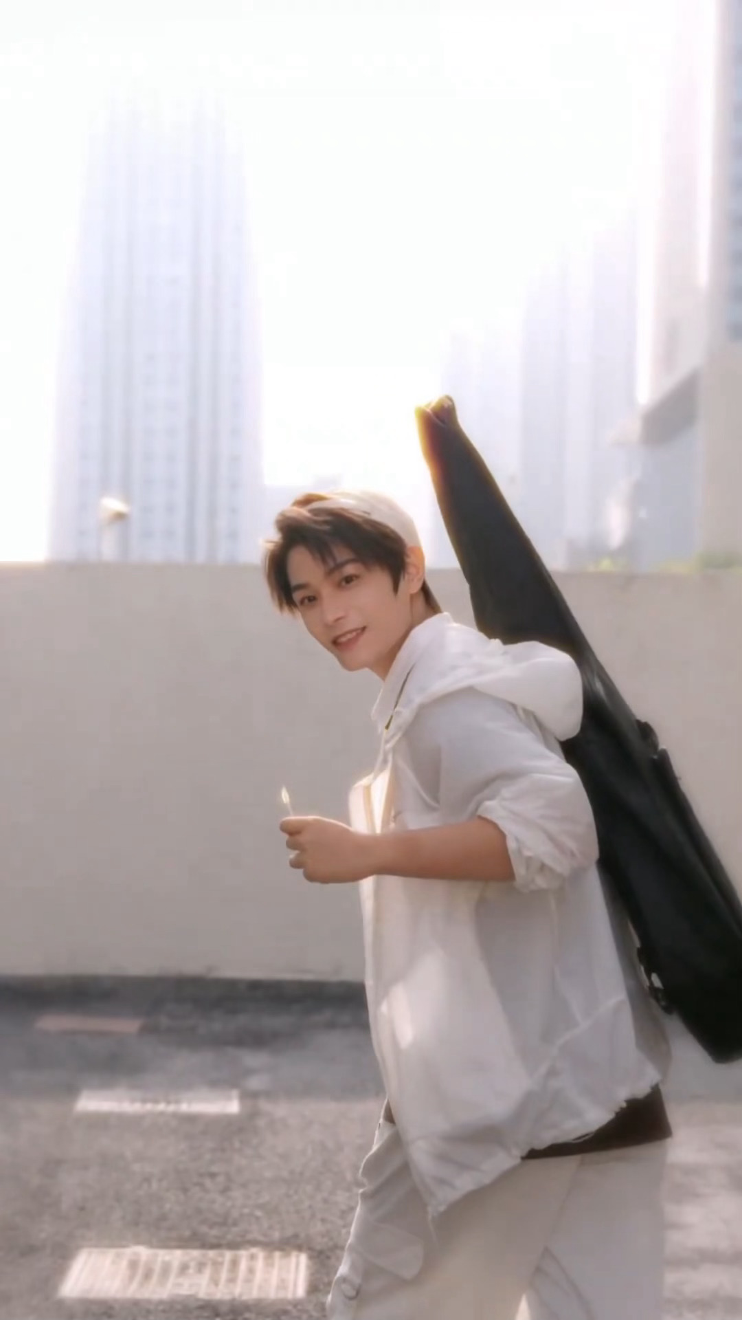 丁禹兮抖更新美式男大转场营业，扑面而来的阳光男大活力满满的小丁，笑起来太治愈好看