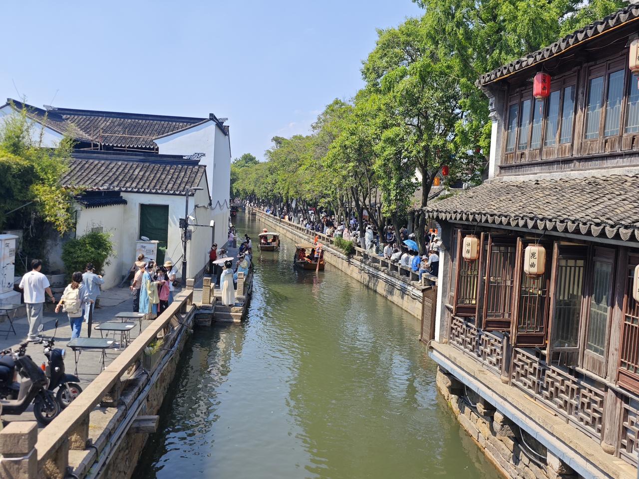 昨日是五一小长假最后一个休息日，苏州平江路依然人流如织。

前两年来过平江路历史