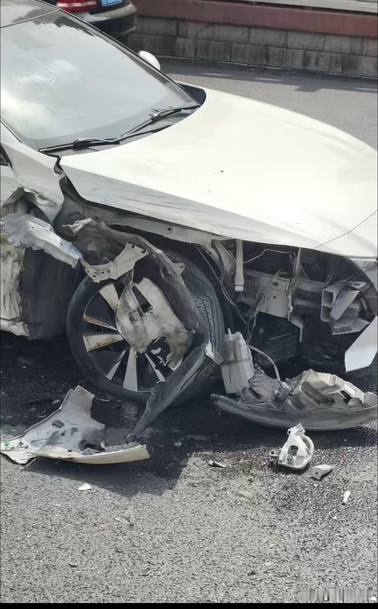 不知道前天大家经过七一路了没有，就在恒祥大街西边那个地道桥上边发生了一起非常惊险