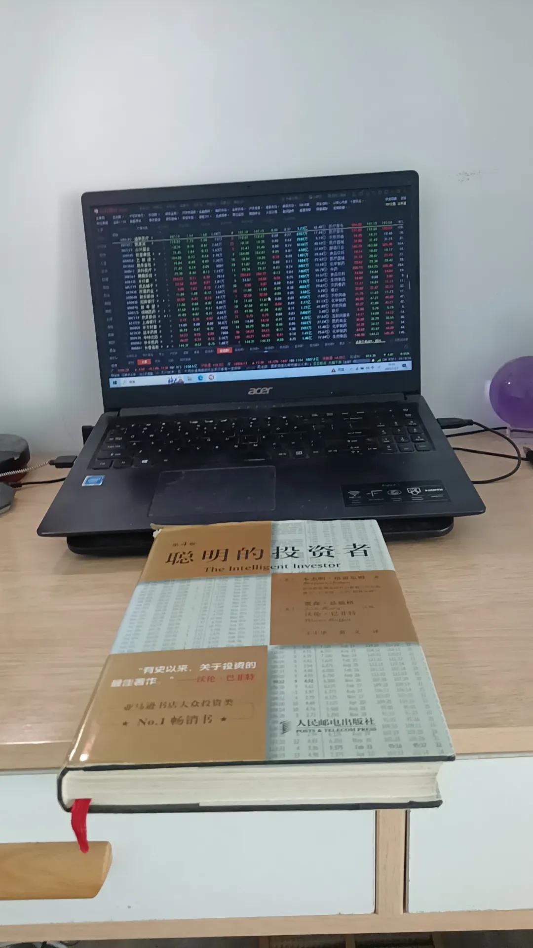 温习巜聪明投资者》第12章第13章。经历近二年熊市之后，理性的投资者更能体会格雷