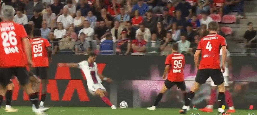 GOAL！！！法比安传中，费兰头球破门完成梅开二度将比分扳平！巴黎2比2雷恩！巴