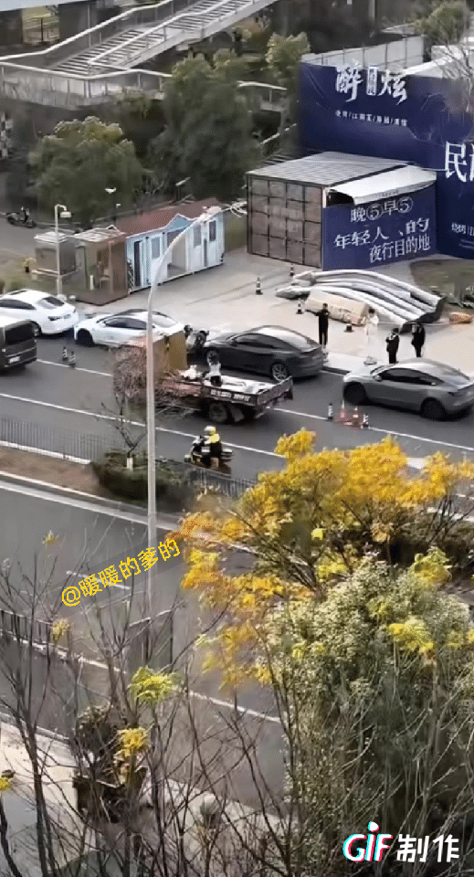 这服务也没谁了
等红绿灯堵车间隙
休息按摩两不误