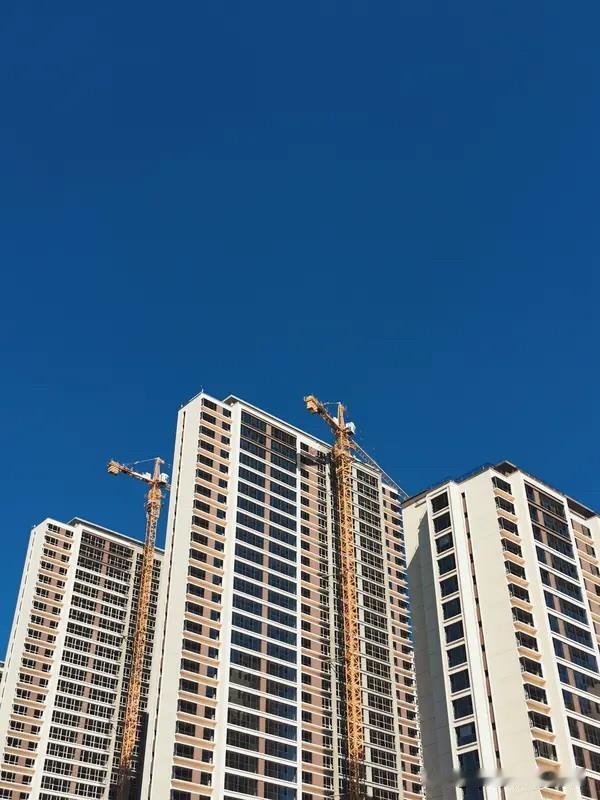 以后要是没有明显的通胀，房价持续下跌的概率就会非常高。
这个下跌是分类的。
新房