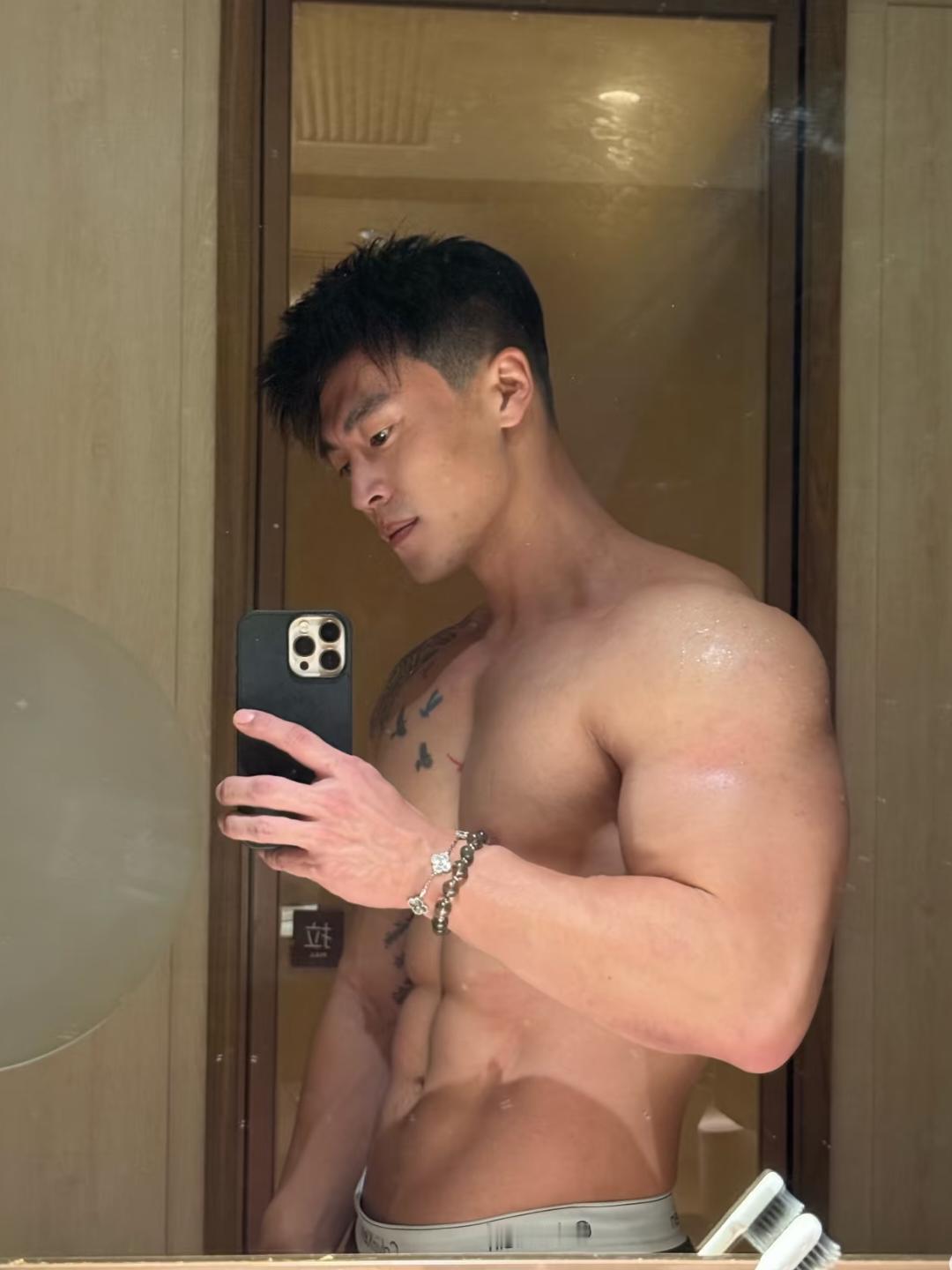 为什么有的年轻人喜欢肌肉男