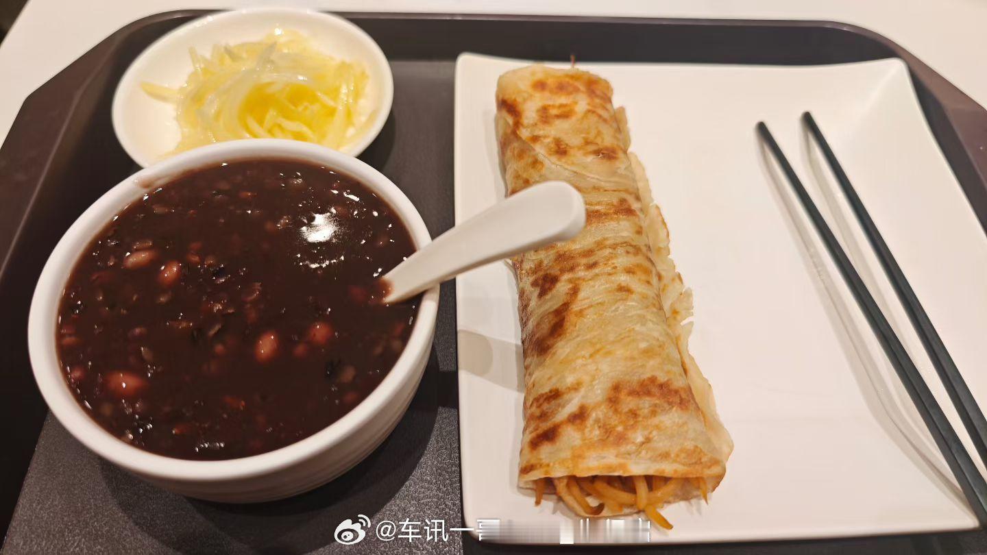 一大早的吃点健康的比较好所以整了个春卷和黑米粥不过配菜感觉有些寡淡