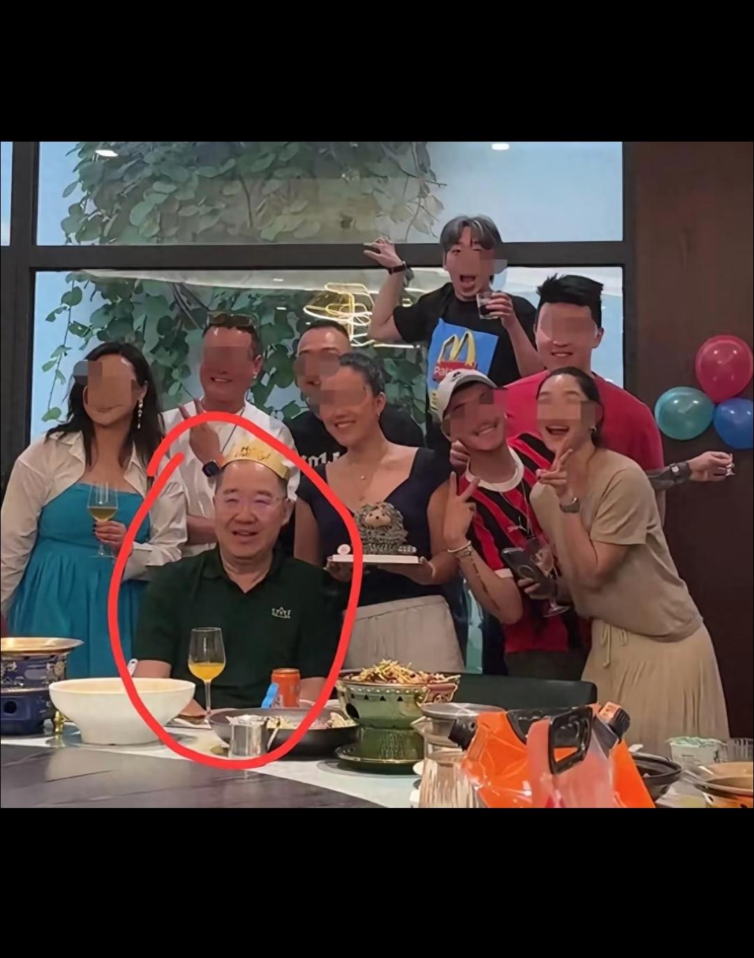 这个老头也就是能抱抱人家的孙，体验一下当爷爷的感觉了！
想采访一下他当时知道自己