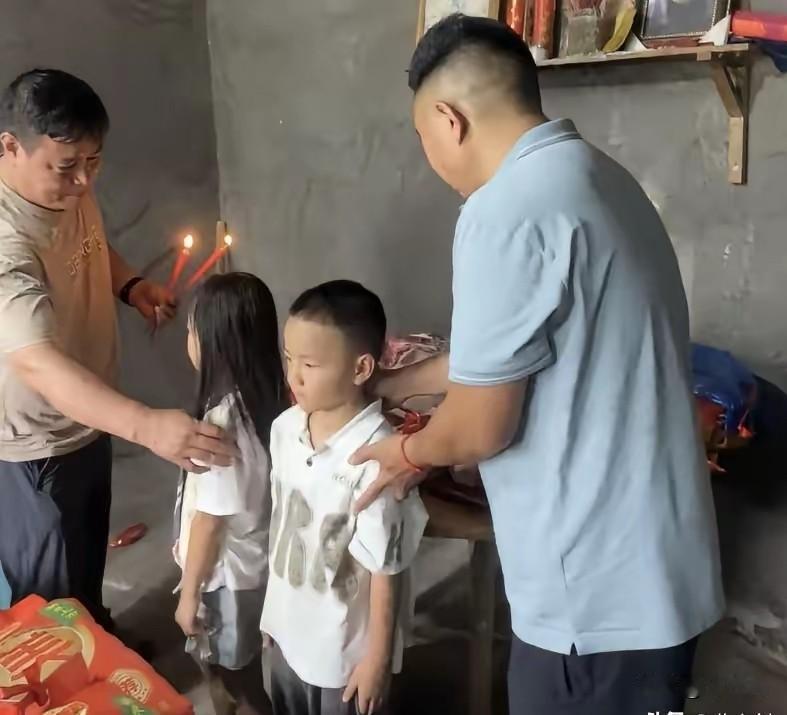 近日，贵州一对童男童女定娃娃亲的视频火了，没想到如今还有这个习俗存在。先不说说合