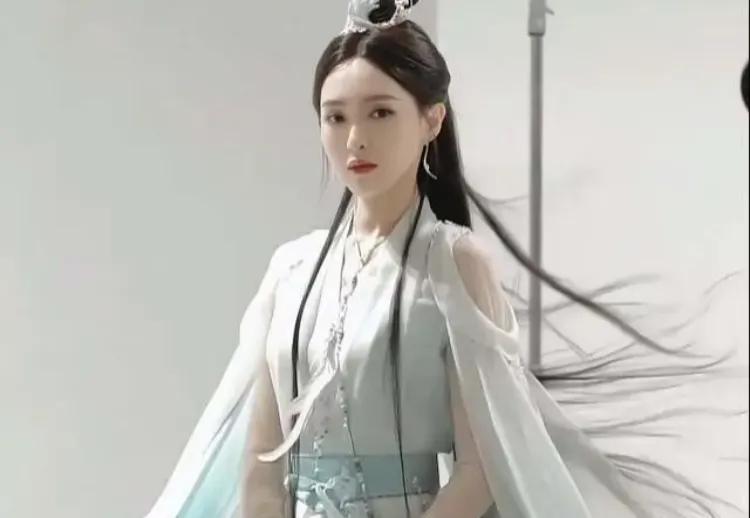 唐嫣的惊天大瓜被曝光了！10月5日，有媒体爆料唐嫣在拍摄《念无双》的时候不慎脚踝