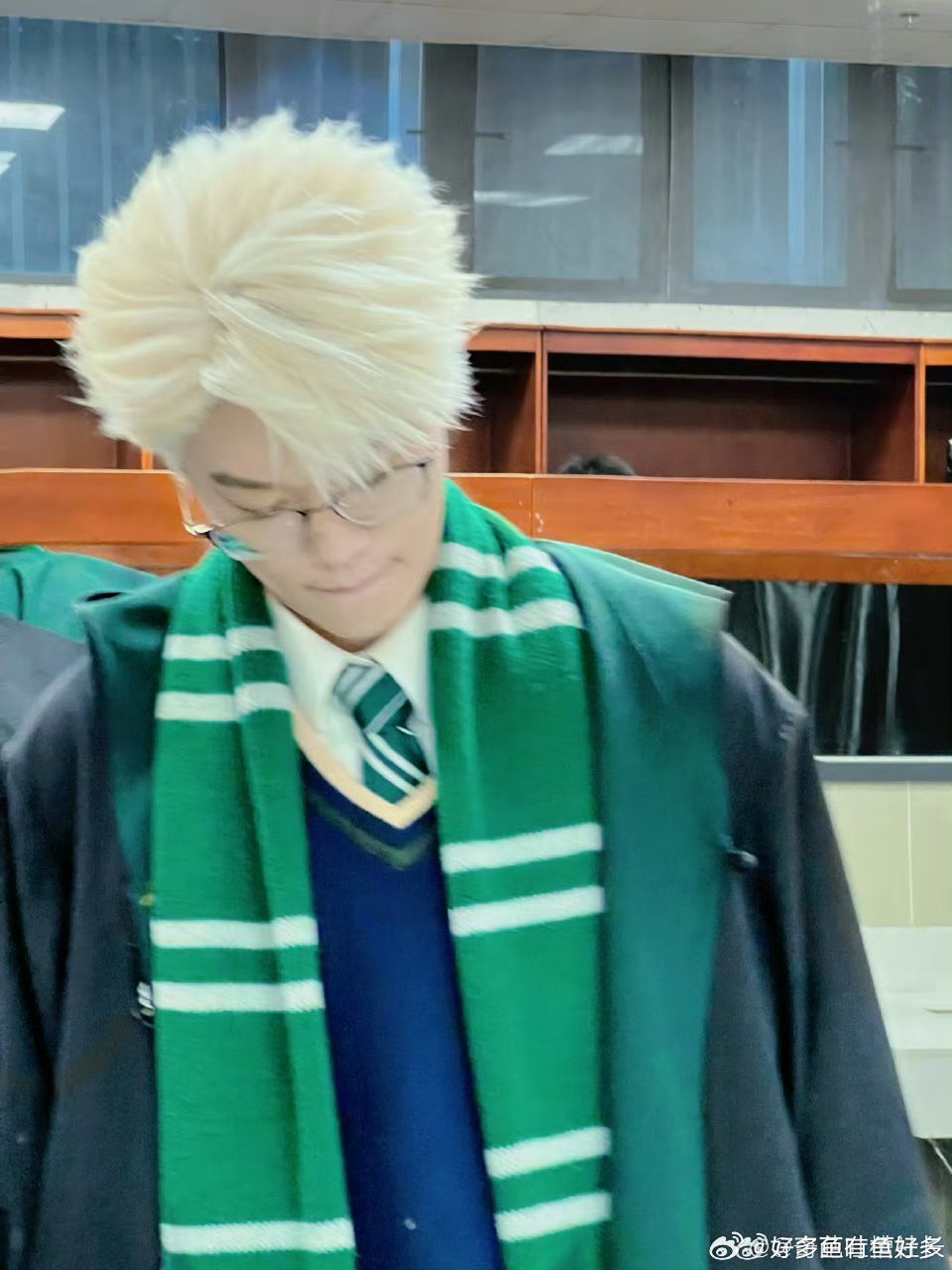 李飞白发造型谁被李飞白发造型狠狠惊艳到，颜值与气质双双在线，高冷范儿直接拉满，安