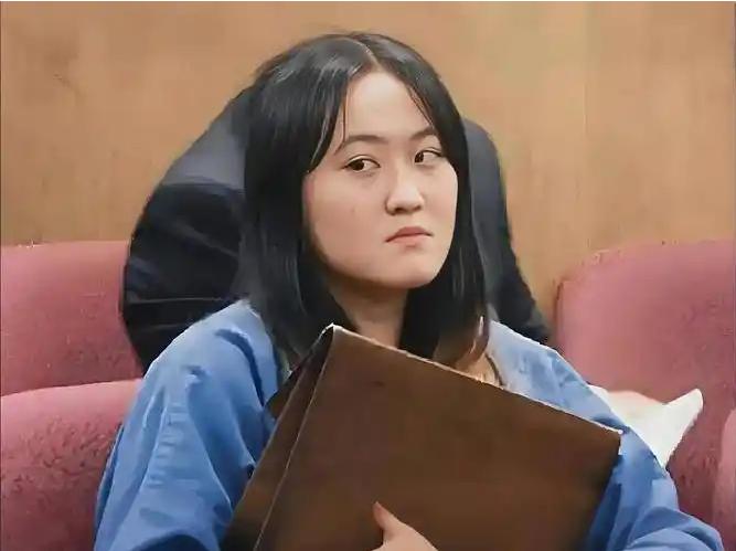 2015年，曾拿烟头烫同学、扇耳光的赴美女留学生翟云瑶，在法庭上咆哮：“能不能快