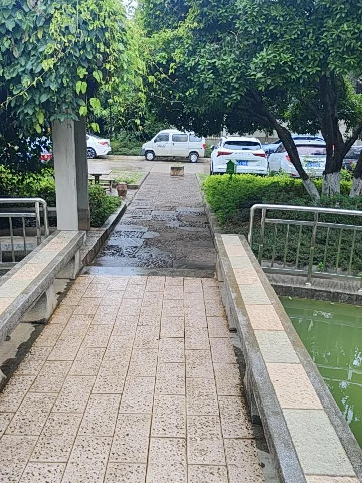 昆明送小孩上学碰上下雨天，骑电动车简直是噩梦。雨天路面湿滑、视线不佳，单手撑伞骑