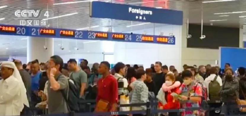 老外疯狂涌入中国，惊呼被西方媒体骗了！

今年的五一假期，旅游市场出现了一股极不