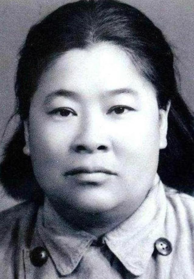 几百个持枪大汉堵死川北山隘，两万红军进退两难！
谁能想到，挺身而出破局的，竟是个