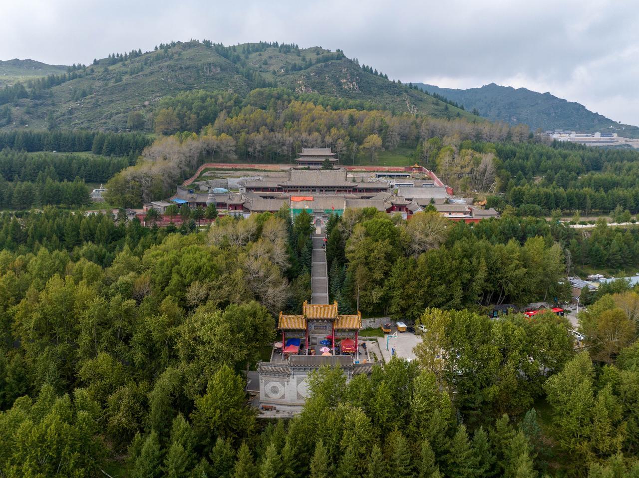 黑神话悟空在五台山还有一个取景地是金阁寺。
这个靠近 五台山西门的寺院，没有在怀