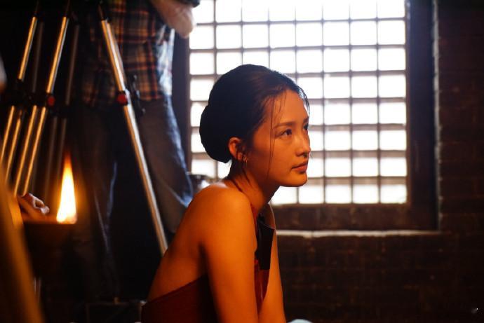 拍摄《白鹿原》时，何冰和小22岁的李沁有一场亲密戏，当时两人赤身躺在床上，等待补