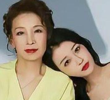 在一档访谈节目中，孙怡曾动情感谢妈妈。她说妈妈是自己最坚实的后盾，从年少时支持她