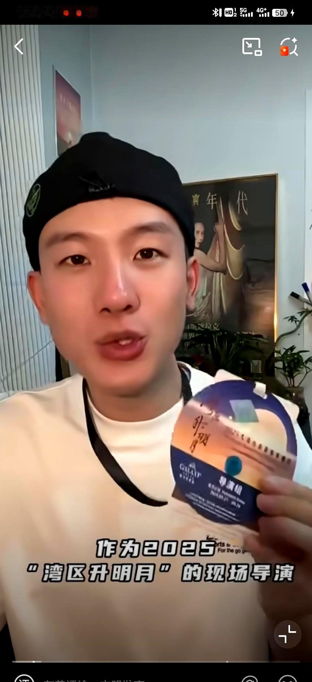 彩排改方案，没躲后台，他让尖叫成了鼓点。
十秒前定格，灯一亮，全场不喊了，开始打