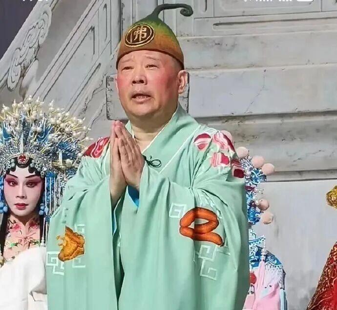 郭德纲惹事了！7月24日，麒麟剧社武汉演出《济公活佛》， 郭德纲在表演里借用《铁