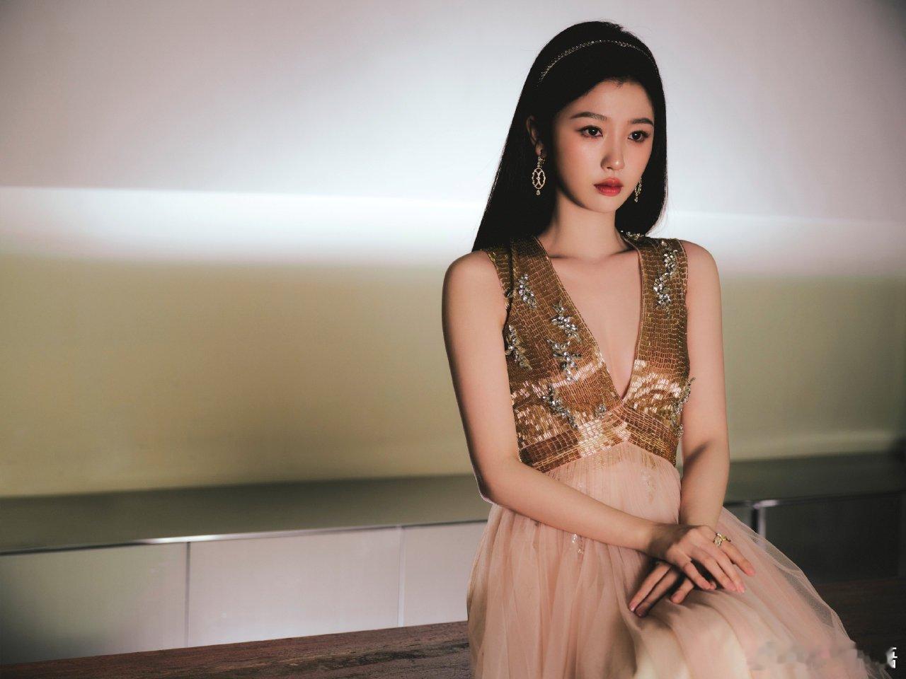 #虞书欣油画少女妆#：古今中外，人们无一例外的喜欢美，喜欢美女。所不同的是，喜欢