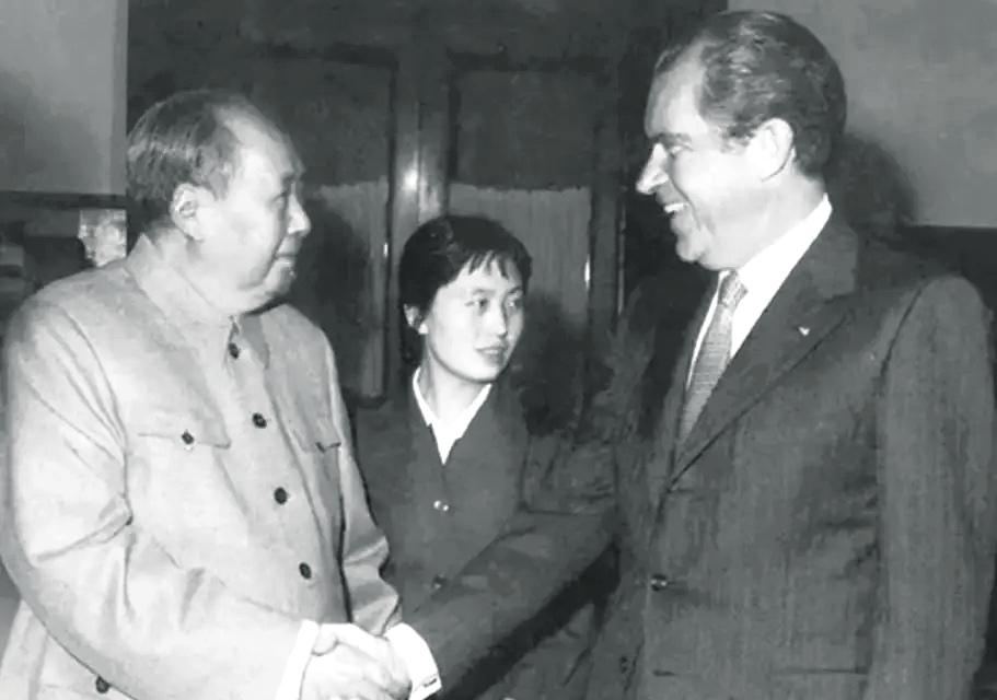 54年前，在北京中南海，毛主席在书房会见了到访的美国总统尼克松。中美两国最高领导