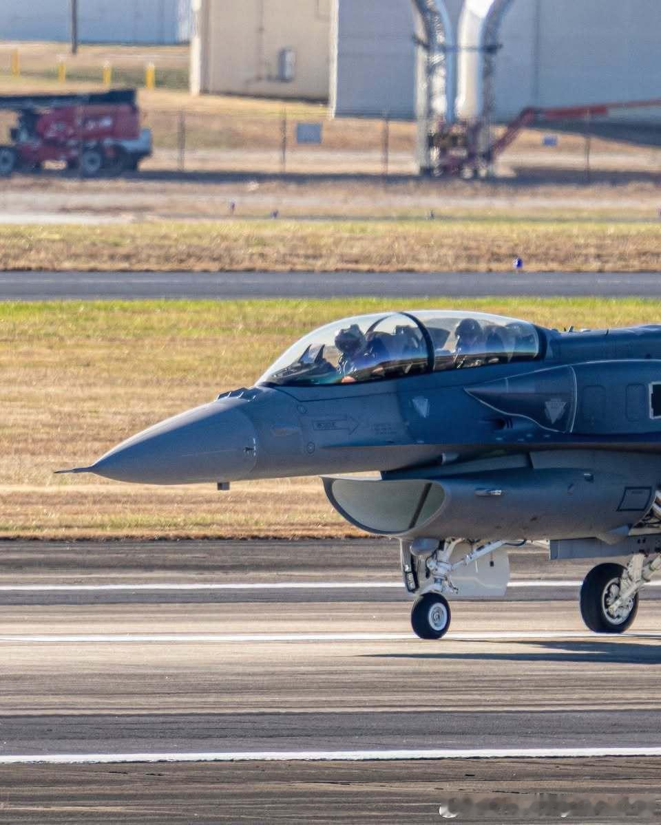 台伪空军首架F-16D Block70双座型在格林维尔被拍到，安装了保形油箱，试