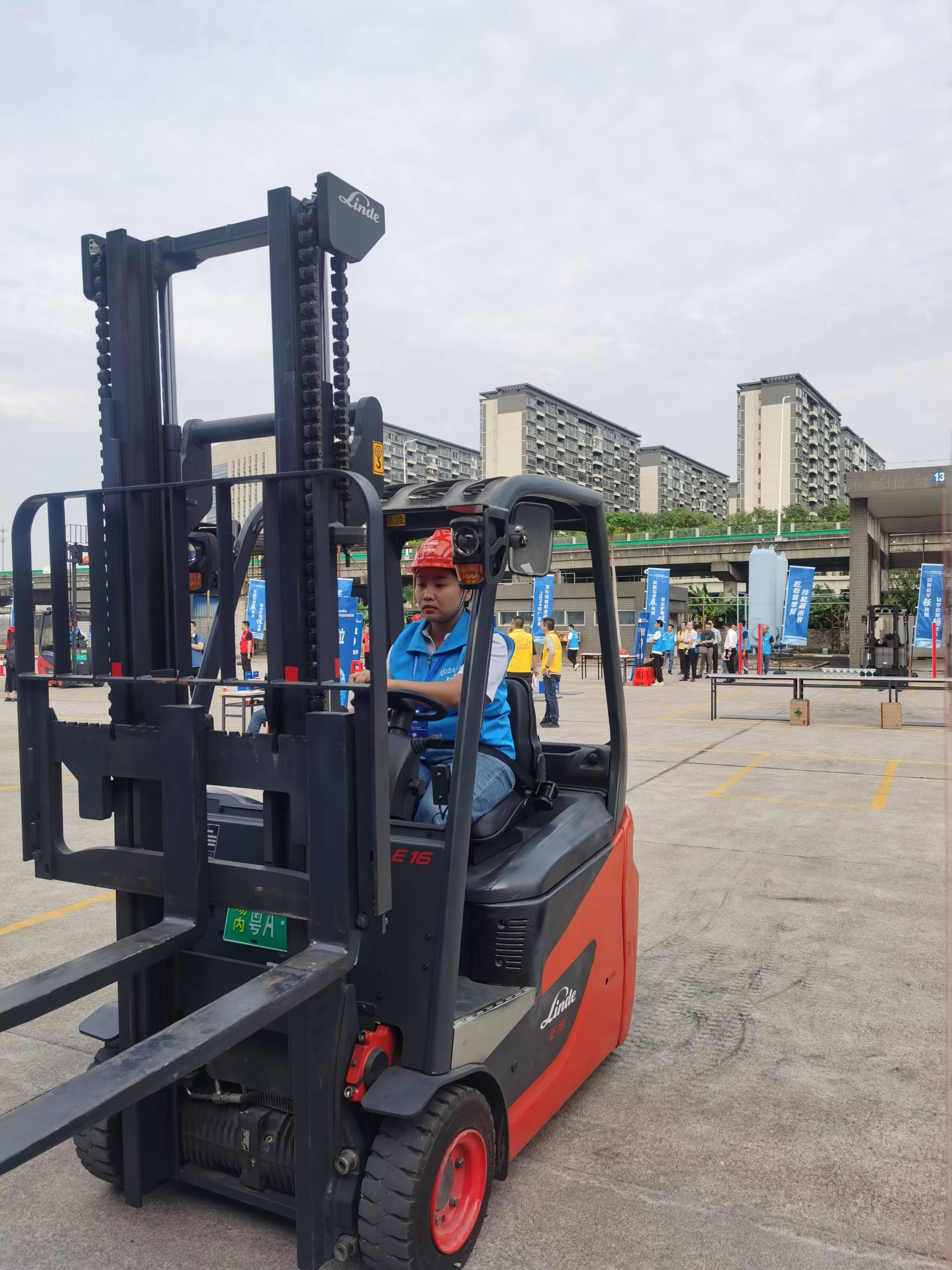 粗中有细! 看特种设备大省叉车司机玩绝活儿