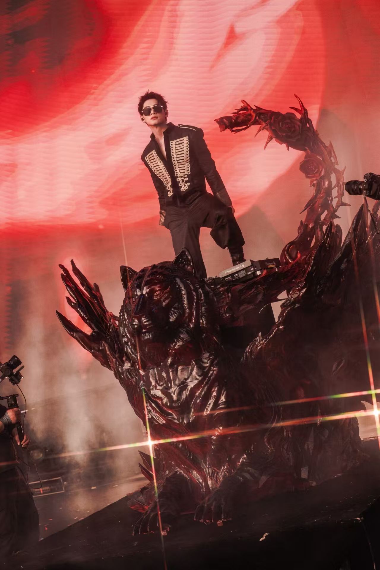 早知道姚琛这样我留着过年看了 姚琛的舞台，就是一场视觉与听觉的盛宴！他凭借灵机一