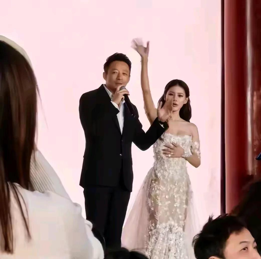 汪小菲越长越像他爸了，感觉这几年他承受的压力不小，老了一些。如今娶得温柔的美娇妻