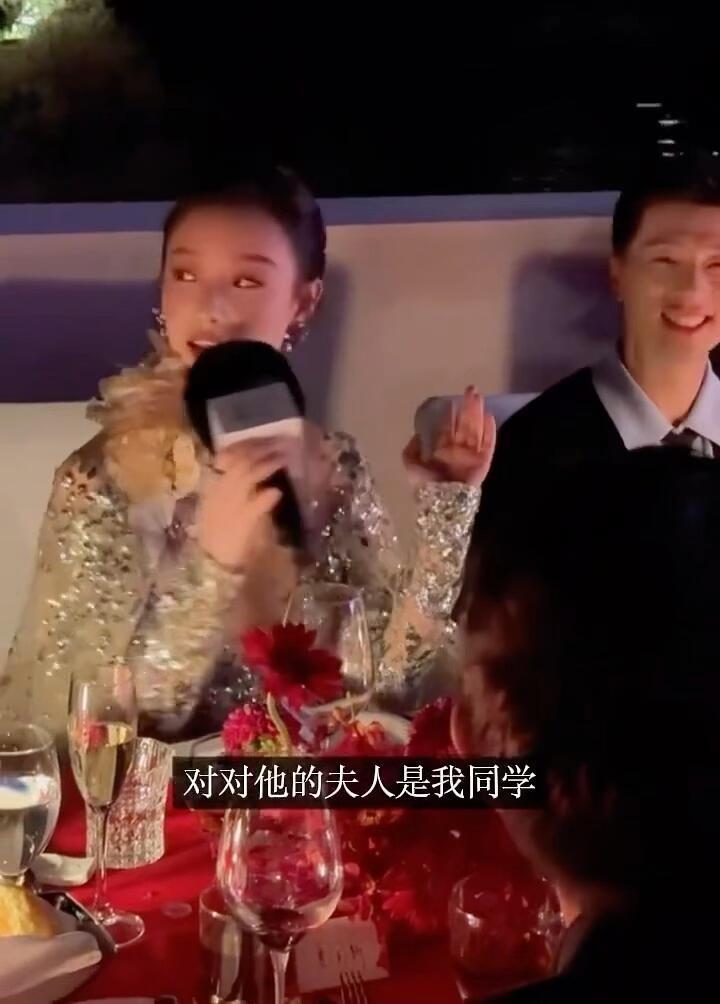 倪妮：马龙，我和你老婆夏露是同学呢，还是南京九中的校友。

马龙：真的吗？太巧了