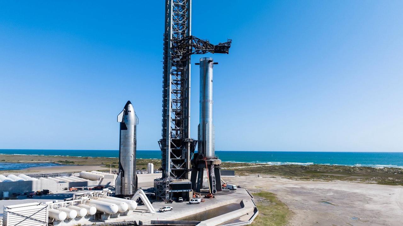 马斯克带领阿根廷迷米卢参观SpaceX总部。马斯克越来越有领导范了。