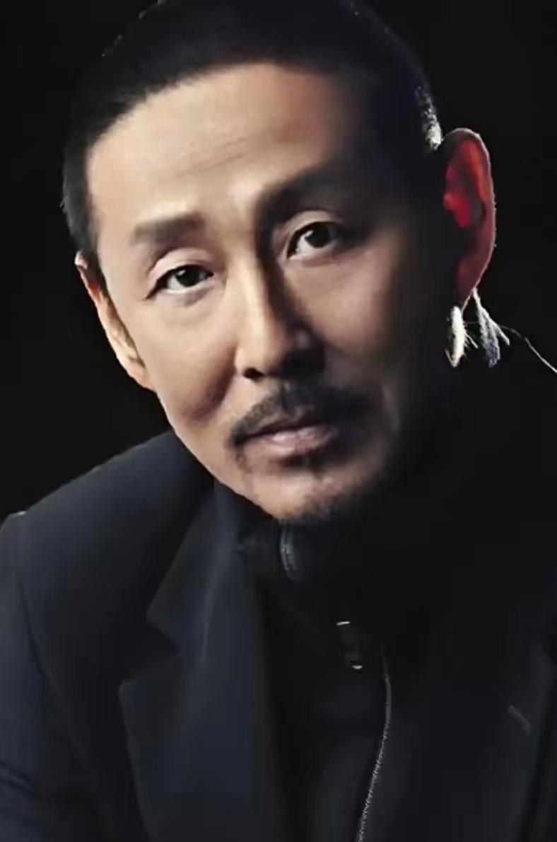 陈道明曾说过：“我不羡慕当官的、有钱的，只羡慕两种人：一种是身体硬朗健康活到老，