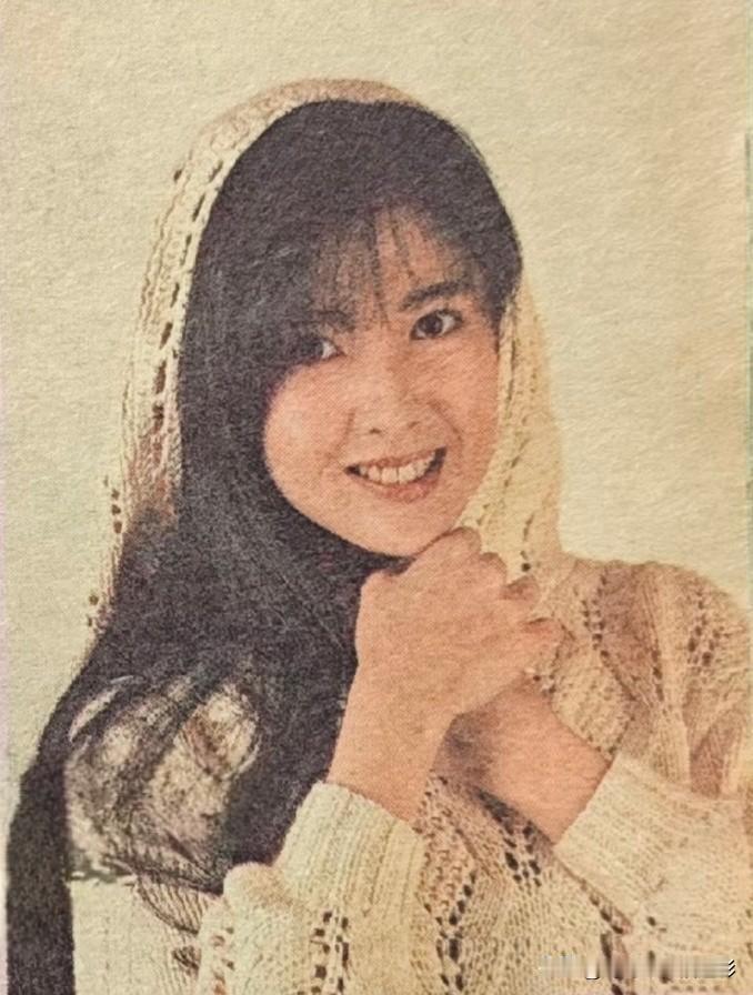 谁能拒绝长发飘飘、笑容甜美的她啊！一身精致针织衫，或浅笑、或戴帽、或披巾，每一个