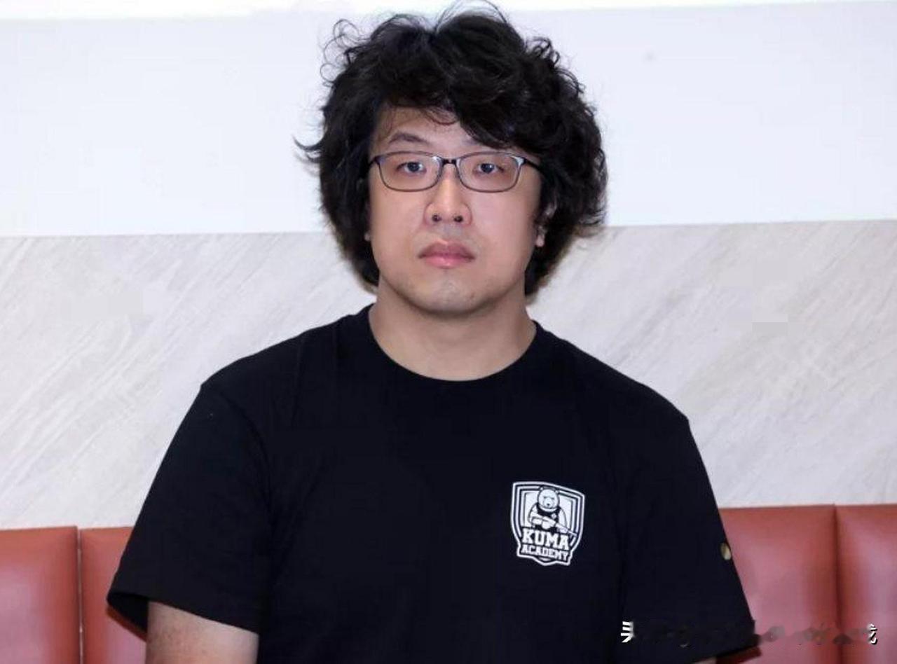 这几天沈伯洋倒是突然“老实”了

之前在荷兰还挺能蹦跶，现在一点动静都没有，这可