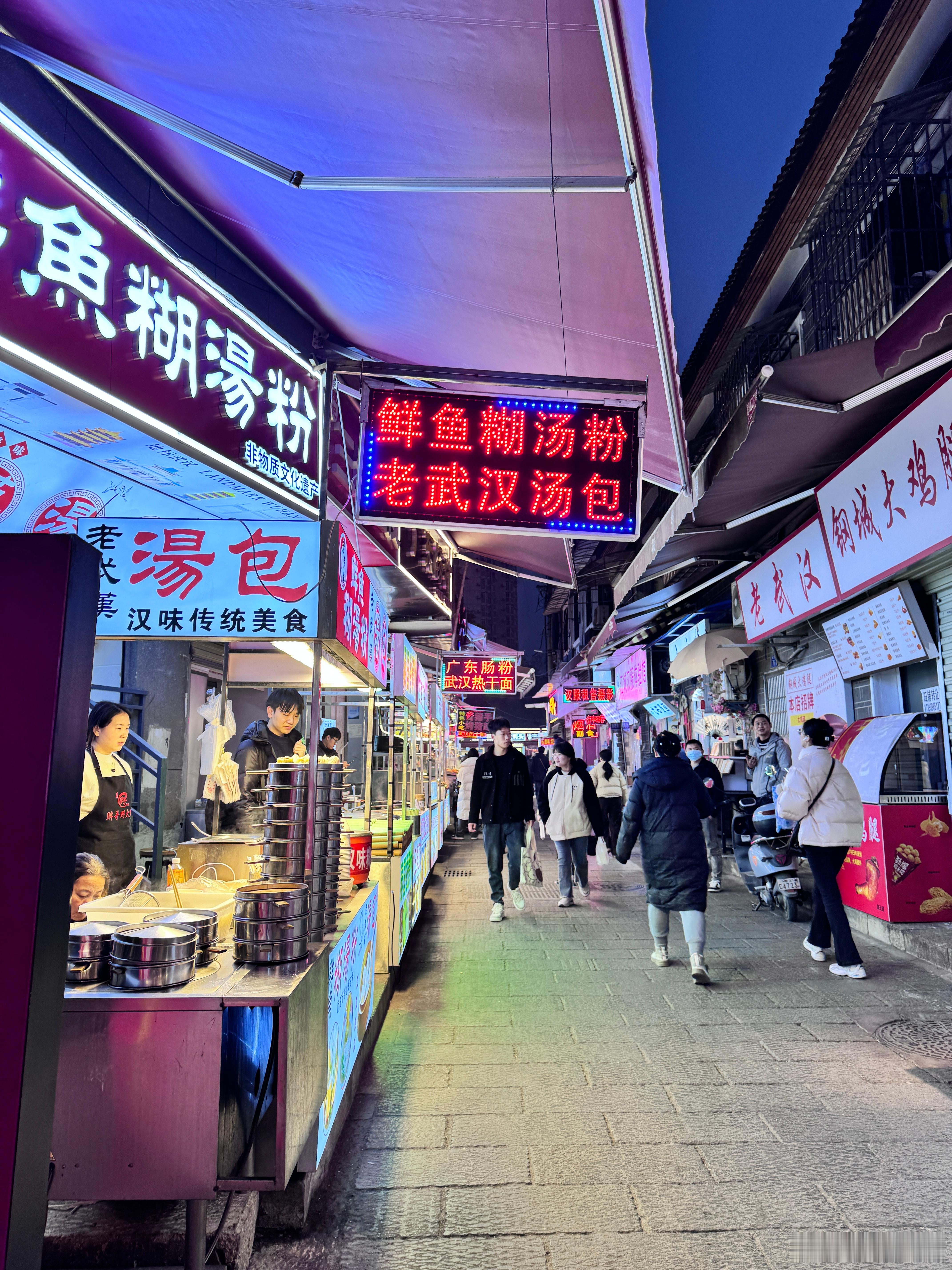 晚上出来吃饭拍到了一个没有看到过的景物，实景比拍的要好看，直冲云霄的灯柱挺好看的