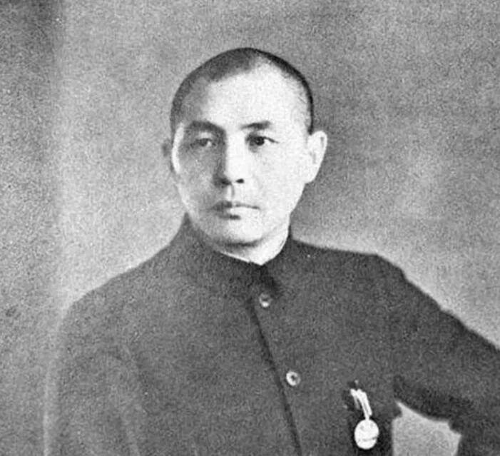 抗日战将杨伯涛 半生沉浮终获新生杨伯涛，1909年生于湖南芷江侗族农家。16岁投