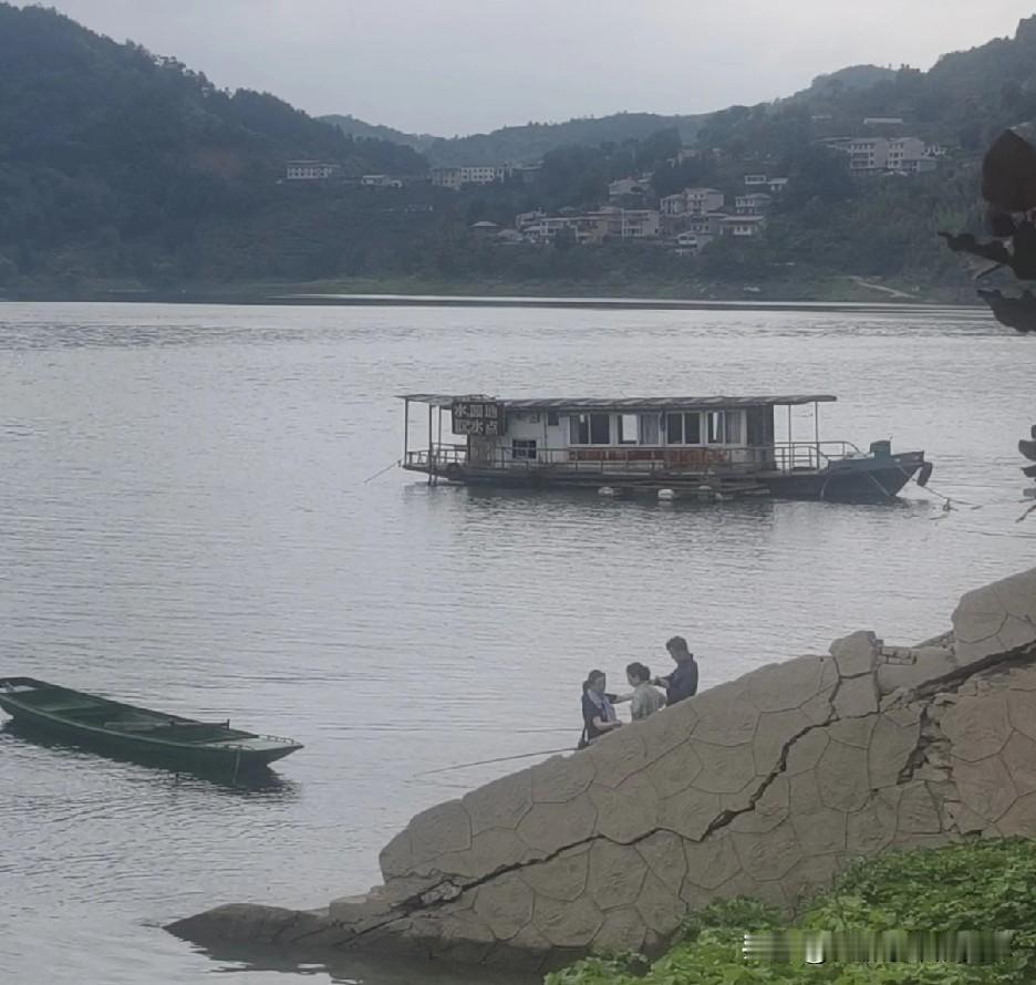 随手拍你的城市安康是个依山傍水的小县城，风景不错，规模不大不小，半小时可以从城市