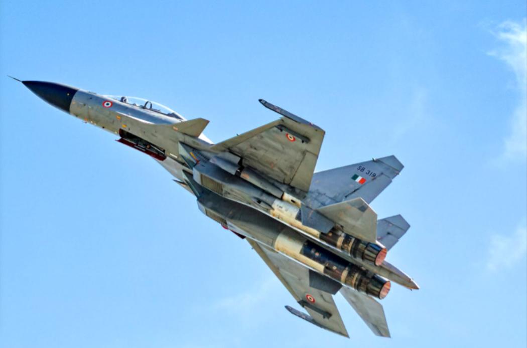 印度人想破脑袋也不明白，中国为什么可以发展出歼16重型战机，印度有着苏30MKI