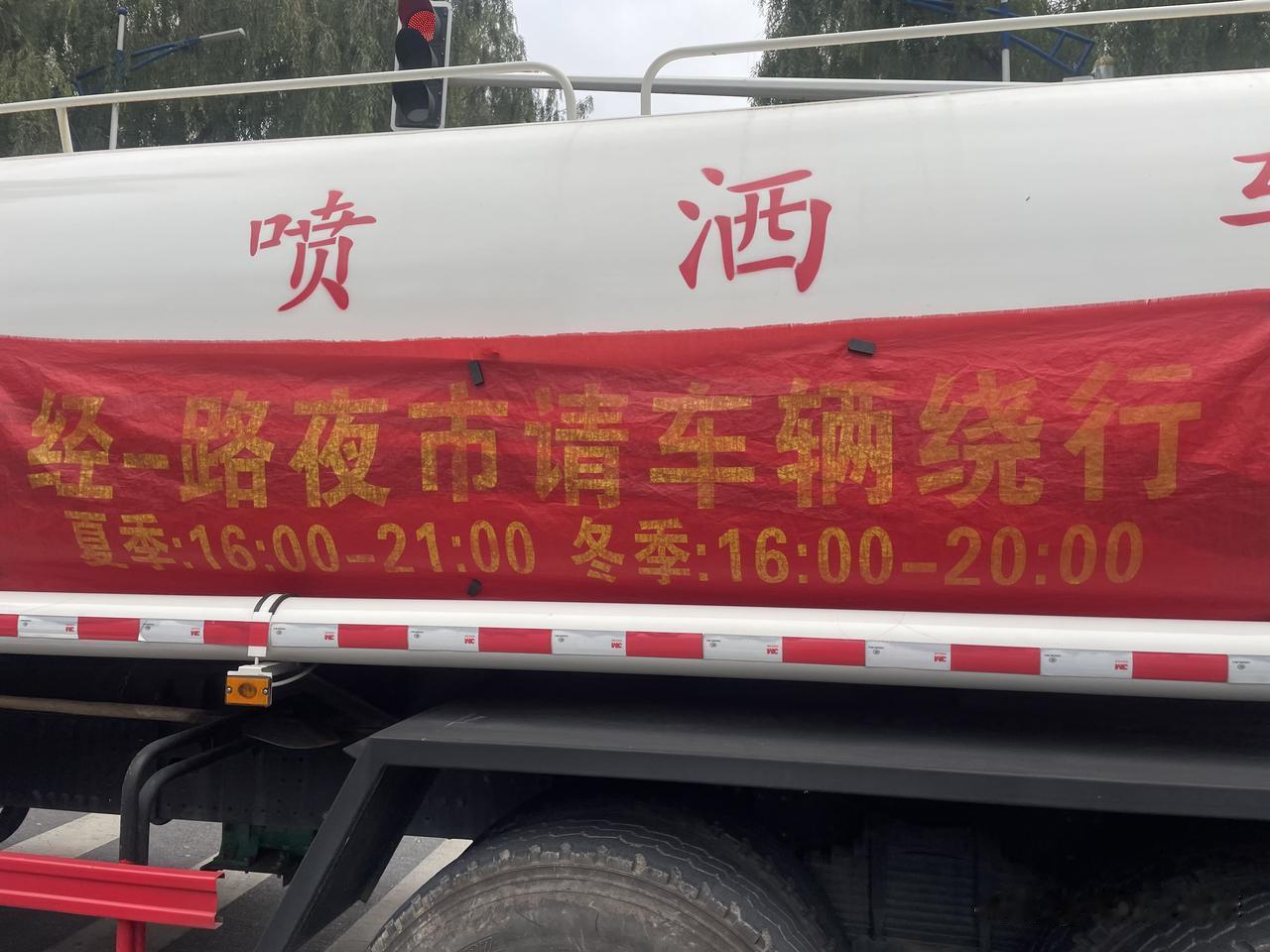 夜市摊开的一刻，城市治理哲学已然蜕变
摊开的是地摊，收起的是冷漠；点亮的是夜市，
