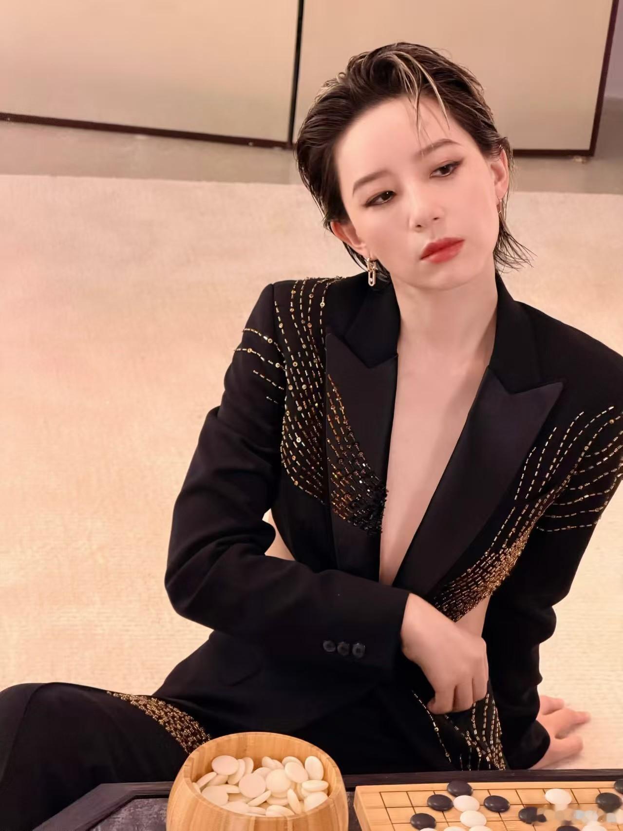 中网决赛偶遇郑恺李斯丹妮陆柯燃 中网赛场惊喜路透！三位同框观赛，不只是舞台荧幕亮