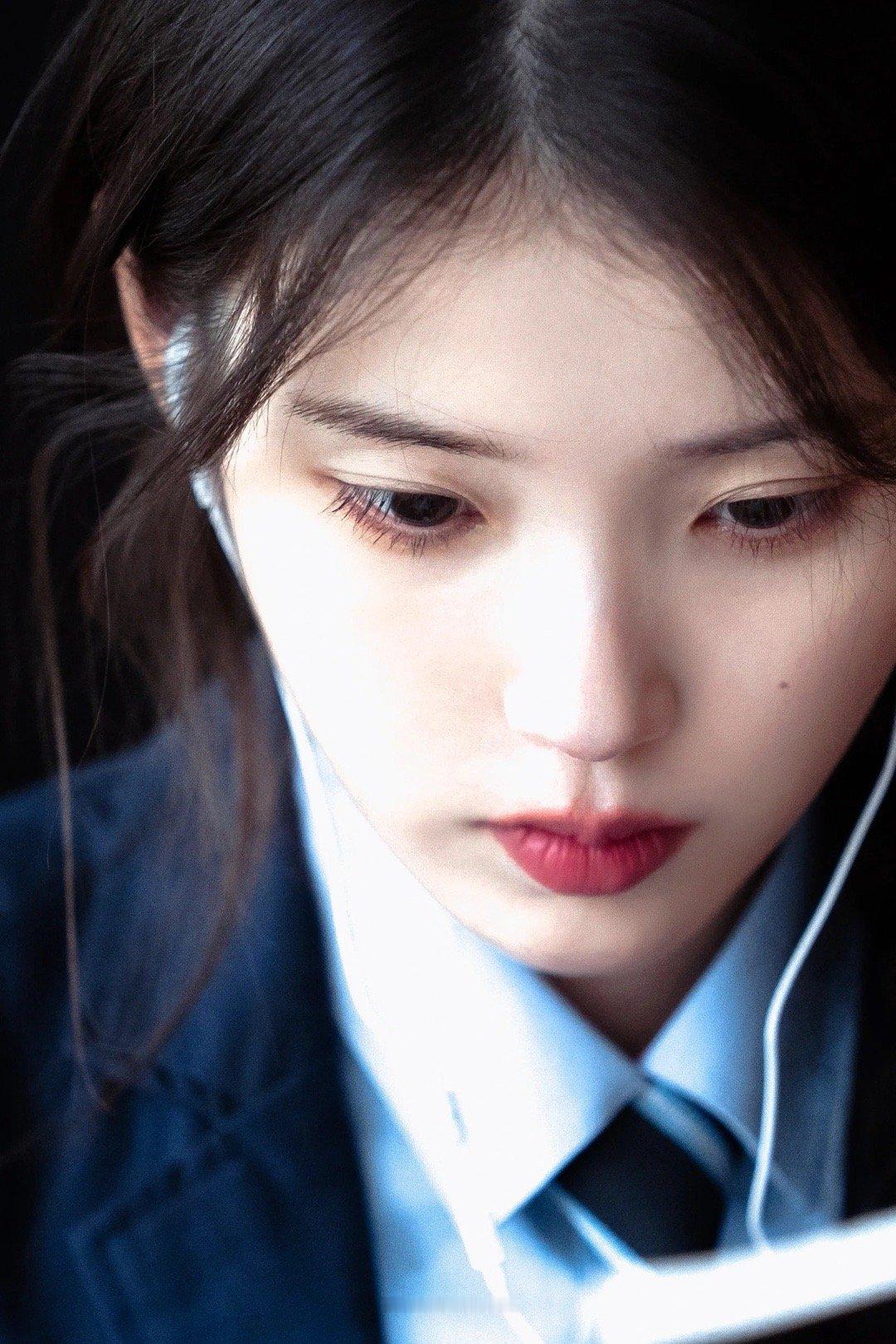 IU“我试着打开她忧郁的封缄💌” ​​​